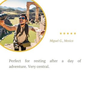 Miguel G. de México sonriendo mientras explora un sitio arqueológico, dejando una reseña positiva sobre Galapagos Nomad.