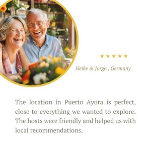 Heike y Jorge de Alemania sonriendo juntos en un ambiente cálido, dejando una reseña positiva sobre Galapagos Nomad.