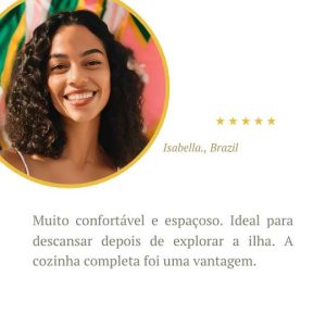 Isabella de Brasil sonriendo frente a un colorido fondo, dejando una reseña positiva sobre Coral Apartments.