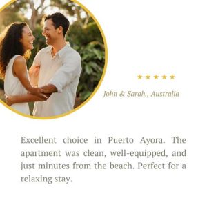 John y Sarah de Australia sonriendo y abrazados en un entorno natural, dejando una reseña positiva sobre Coral Apartments.