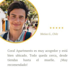 Matías G. de Chile sonriendo en un entorno urbano, dejando una reseña positiva sobre Coral Apartments.