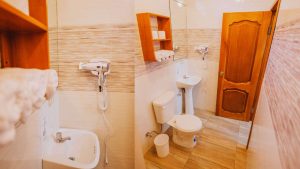 Imagen de baños completos en Central Suites, equipados con lavabo, inodoro, espejo y secador de cabello. Baños de las suites 21 y 22.