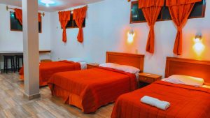 Habitación de la Suite 23 en Central Suites con 2 camas de 1 1/2 plazas y 1 cama de 2 plazas.