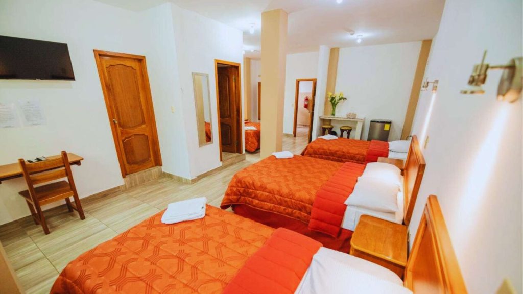 Habitaciones espaciosas de las suites 21 y 22 en Central Suites, con camas múltiples y detalles acogedores.