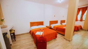 Amplia habitación de la Suite 21-22 en Central Suites con camas cómodas y espacio para 6 huéspedes.