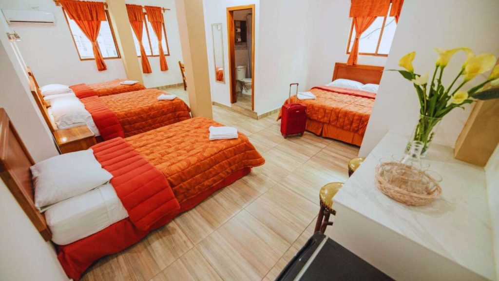 Vista detallada de las habitaciones de las suites 21 y 22 en Central Suites, mostrando camas y decoración acogedora.