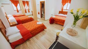 Vista detallada de las habitaciones de las suites 21 y 22 en Central Suites, mostrando camas y decoración acogedora.